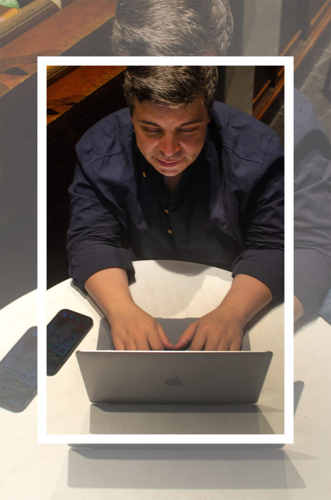 Alfonso escribiendo en su laptop
